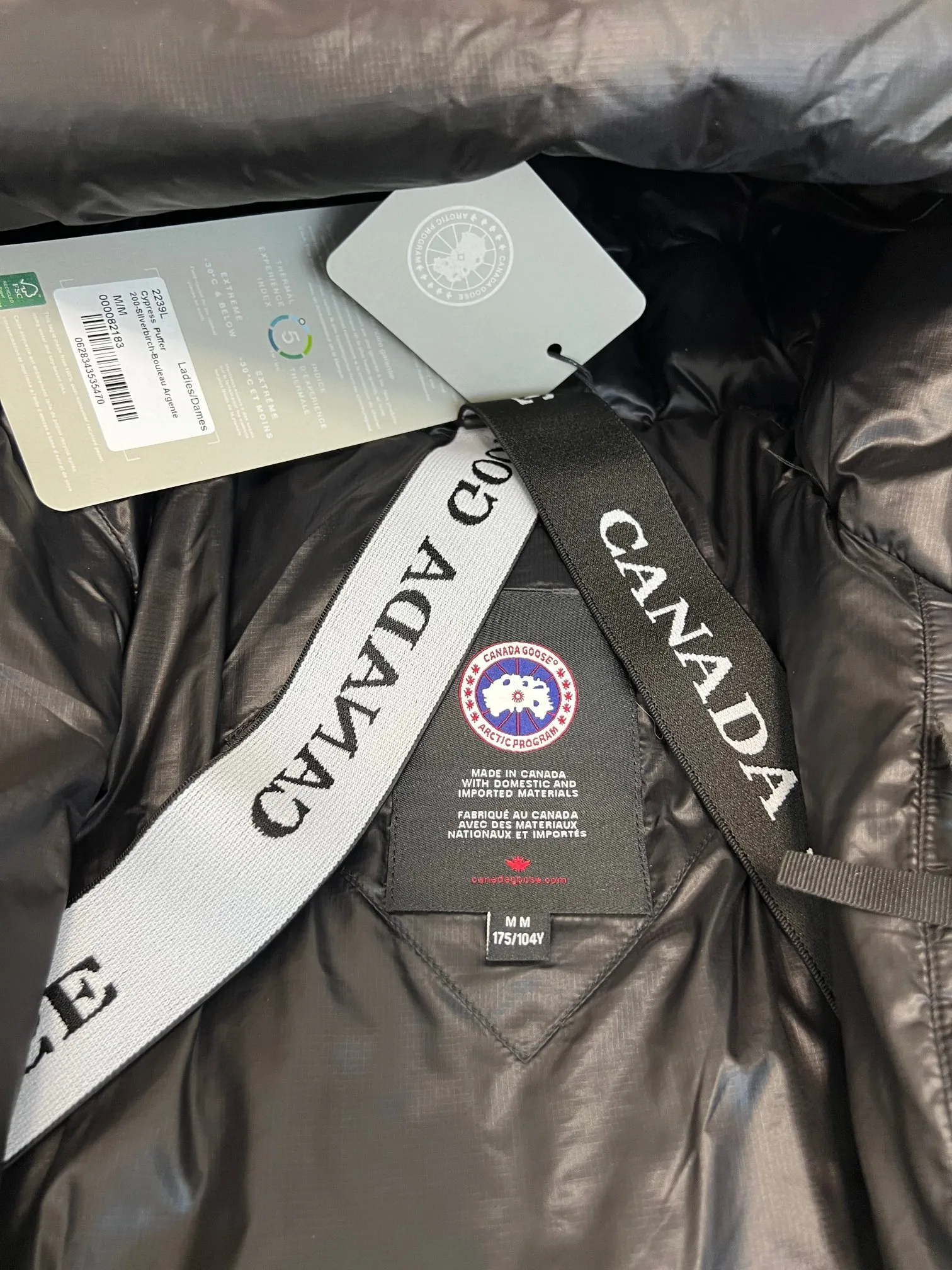 P980 has a cold protection effect of up to level 4. It is made of recycled Feather-Light tear-resistant fabric. It is ultra-light and has no weight-bearing feeling on the upper body! The unique black label highlights your temperament‼  Canada Goose, a Canadian brand, has always been recognized as the warmest down jacket. Various Instagram celebrities, Internet celebrities, and celebrities often wear it for street photos. I do Canada Goose every year, but I still can’t get rid of my love for geese. No matter how cold the winter is, there is no need to be afraid, because there are geese! Filled with 80% white duck down, Canada Goose is the legendary warmest down jacket and is known as a must-have for Arctic outdoor sports! The most popular down jacket in the world, celebrities are rushing to buy it, it is a must-have!